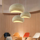 Farbige Pendelleuchte aus Polystyrol mit abgerundeten Formen im Design-Stil