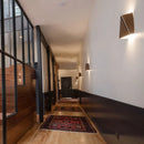 Wandleuchte aus Massivholz im japanischen Design für ein elegantes Interieur