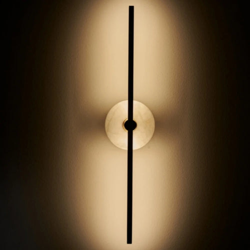 Minimalistische Wandleuchte aus Naturmarmor mit Messinglinie - vue 4 sur 12
