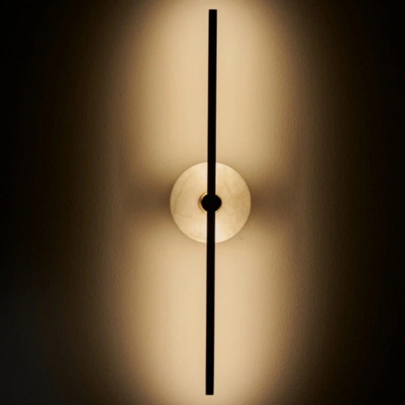 Minimalistische Wandleuchte aus Naturmarmor mit Messinglinie - vue 4 sur 12