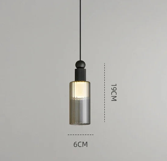 Moderne Pendelleuchte aus goldfarbenem Messing für ein elegantes Interieur