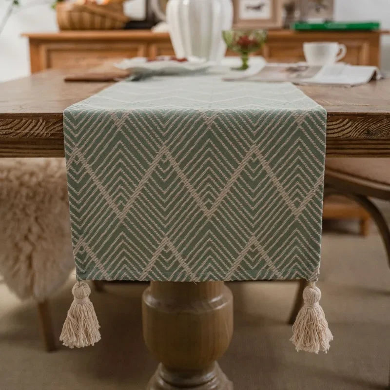 Chemin de table géométrique beige noir à pompons - vue 4 sur 6