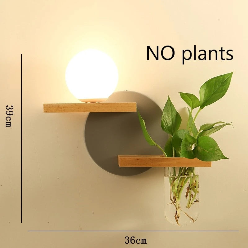 LED-Wandleuchte aus Holz mit nordischem Pflanzengefäß