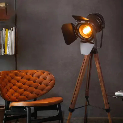 Vintage-Stehleuchte aus Holz für kreative Beleuchtung und Fotostudio