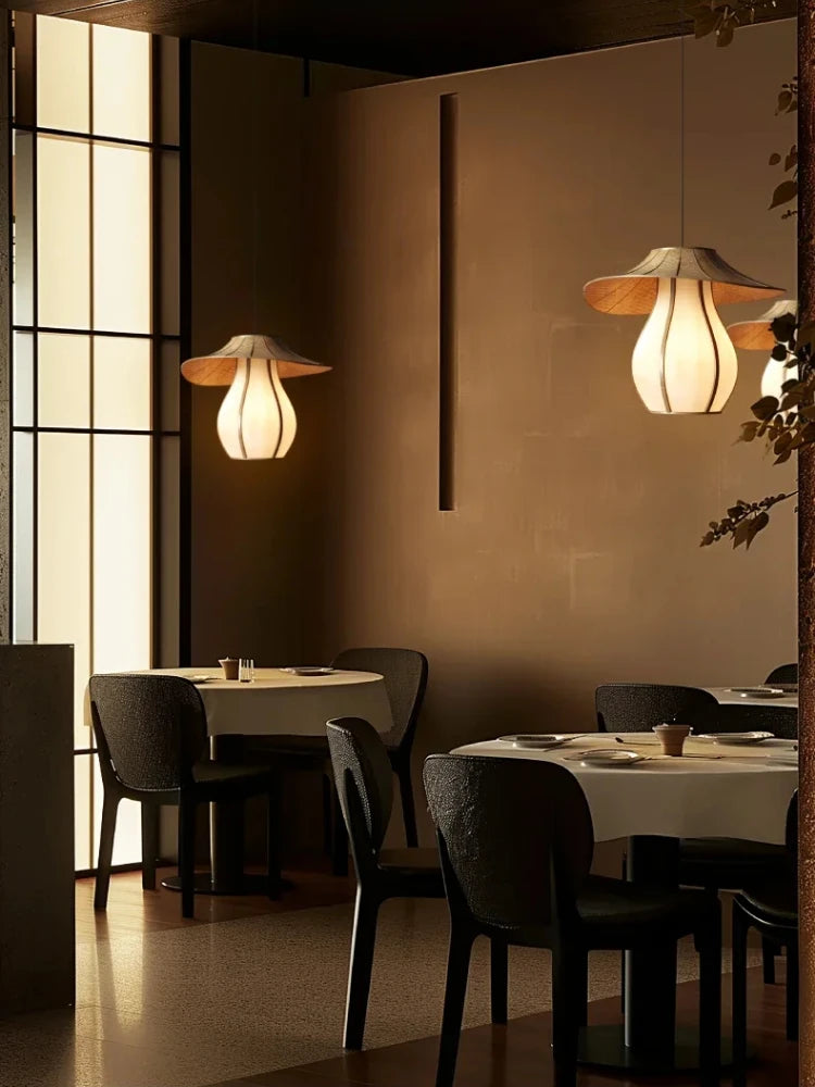 Elegante und moderne Wabi-Sabi-Pendelleuchte aus Stoff und Rattan - vue 6 sur 8