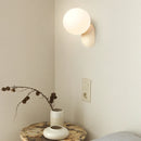 Minimalistische Wandleuchte in Creme mit dekorativen LED-Lichtern