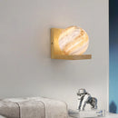 Moderne Wandleuchte aus Holz mit planetenförmigem LED-Lampenschirm