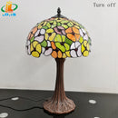 Tischlampe im Tiffany-Stil mit dekorativer Blumenverzierung aus farbigem Glas
