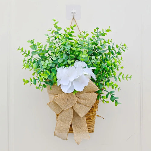 couronne de printemps en eucalyptus et fleurs blanches décorative - vue 4 sur 9