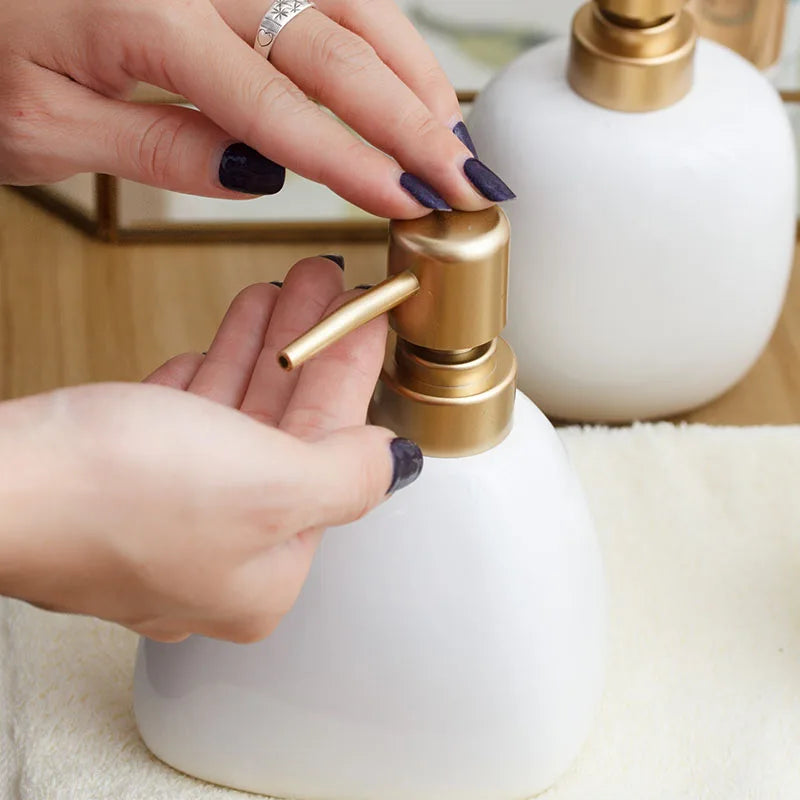 distributeur de savon en céramique avec pompe dorée pour salle de bain - vue 5 sur 17