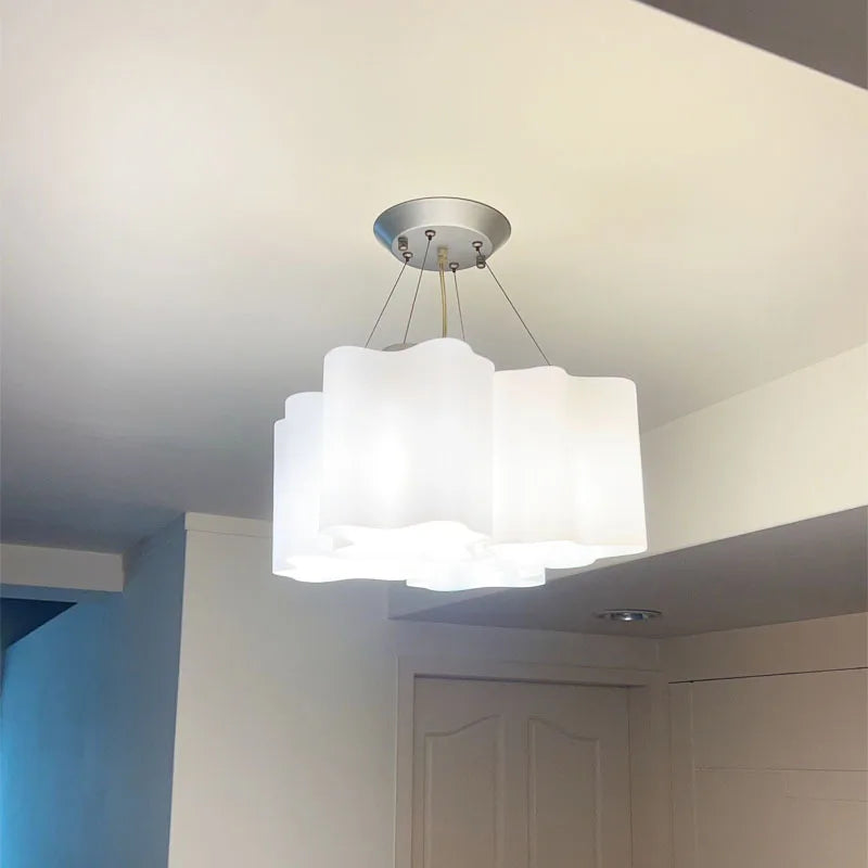 Moderner minimalistisch designter Wolken-Deckenleuchte für stilvolle Innenräume