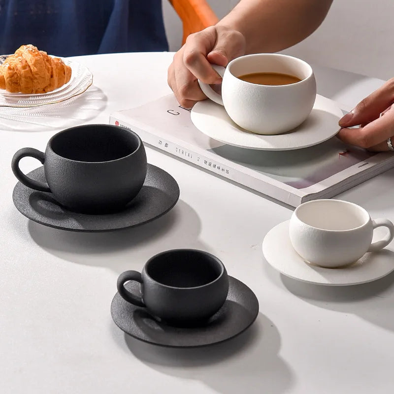 Mug céramique style pierre volcanique avec soucoupe minimaliste
