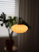 Japanische Pendelleuchte aus Glas im skandinavischen Design für ein elegantes Interieur