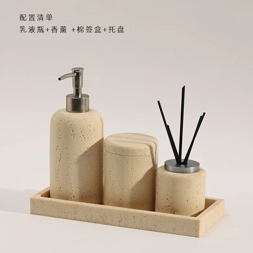 bouteille de désinfectant et accessoires de salle de bain luxe