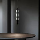 Moderne Pendelleuchte aus klarem Glas mit goldfarbenem und schwarzem Metall