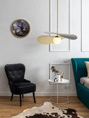 Moderne Pendelleuchte aus Metall und Glas mit künstlerischem Design