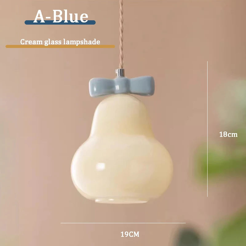 Pendelleuchte aus Glas mit rosa Schleife für das Kinderzimmer