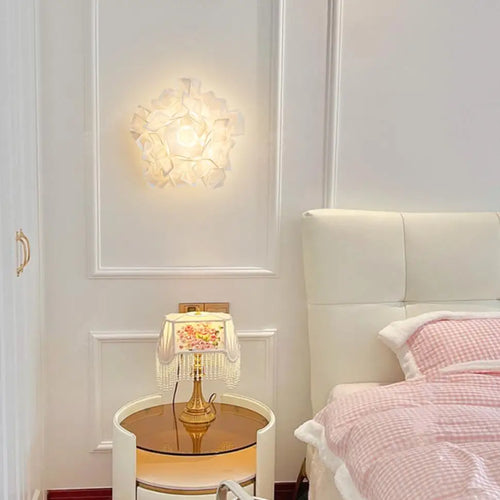 Moderne LED-Wandleuchte aus Acryl mit weißer Blume – romantisches Design - vue 3 sur 6