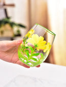 Verres vin rouge hauts motifs floraux main trois