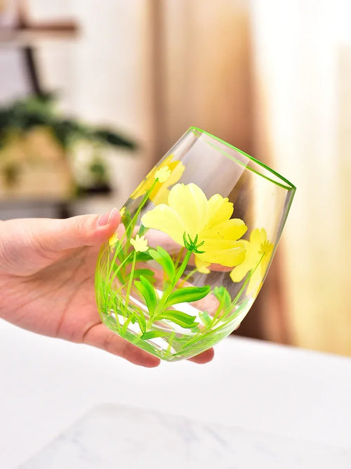 Verres vin rouge hauts motifs floraux main trois