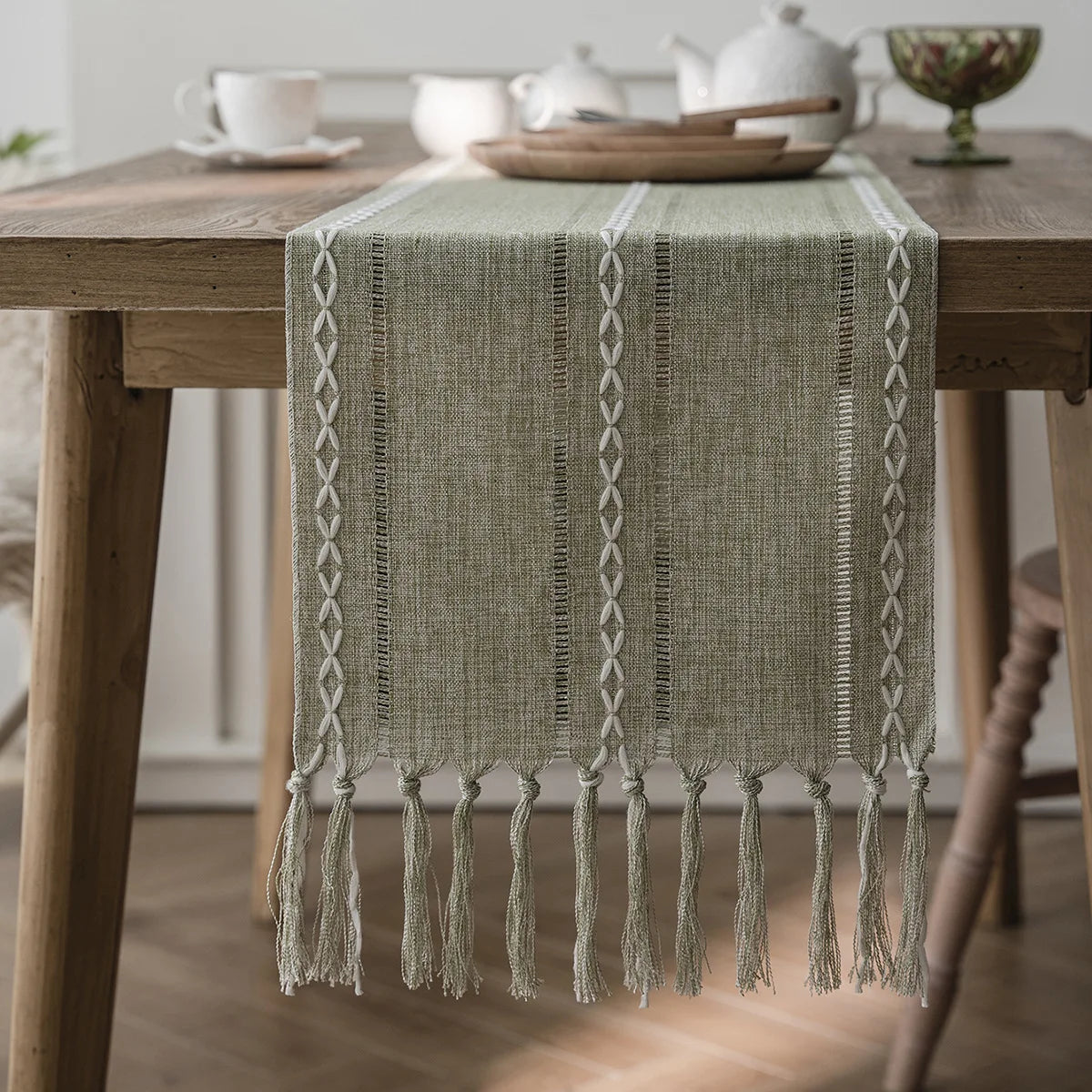 Chemin de table bohème brodé avec pompons tissés - vue 2 sur 7