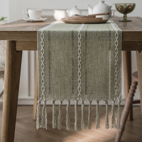 Chemin de table bohème brodé avec pompons tissés - vue 3 sur 7