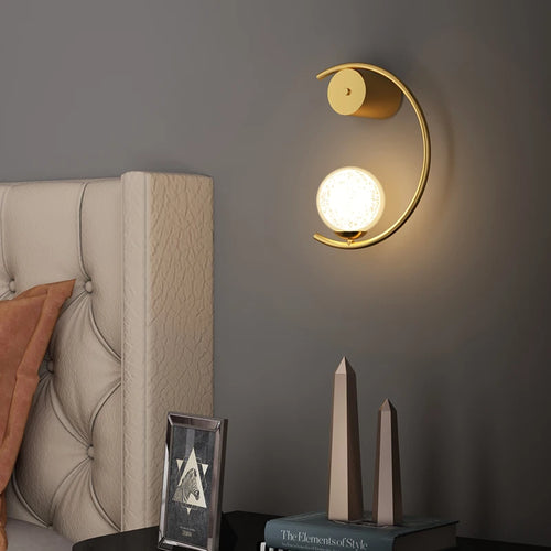 Moderne Wandleuchte aus goldfarbenem Metall für eine minimalistische Atmosphäre - vue 5 sur 8