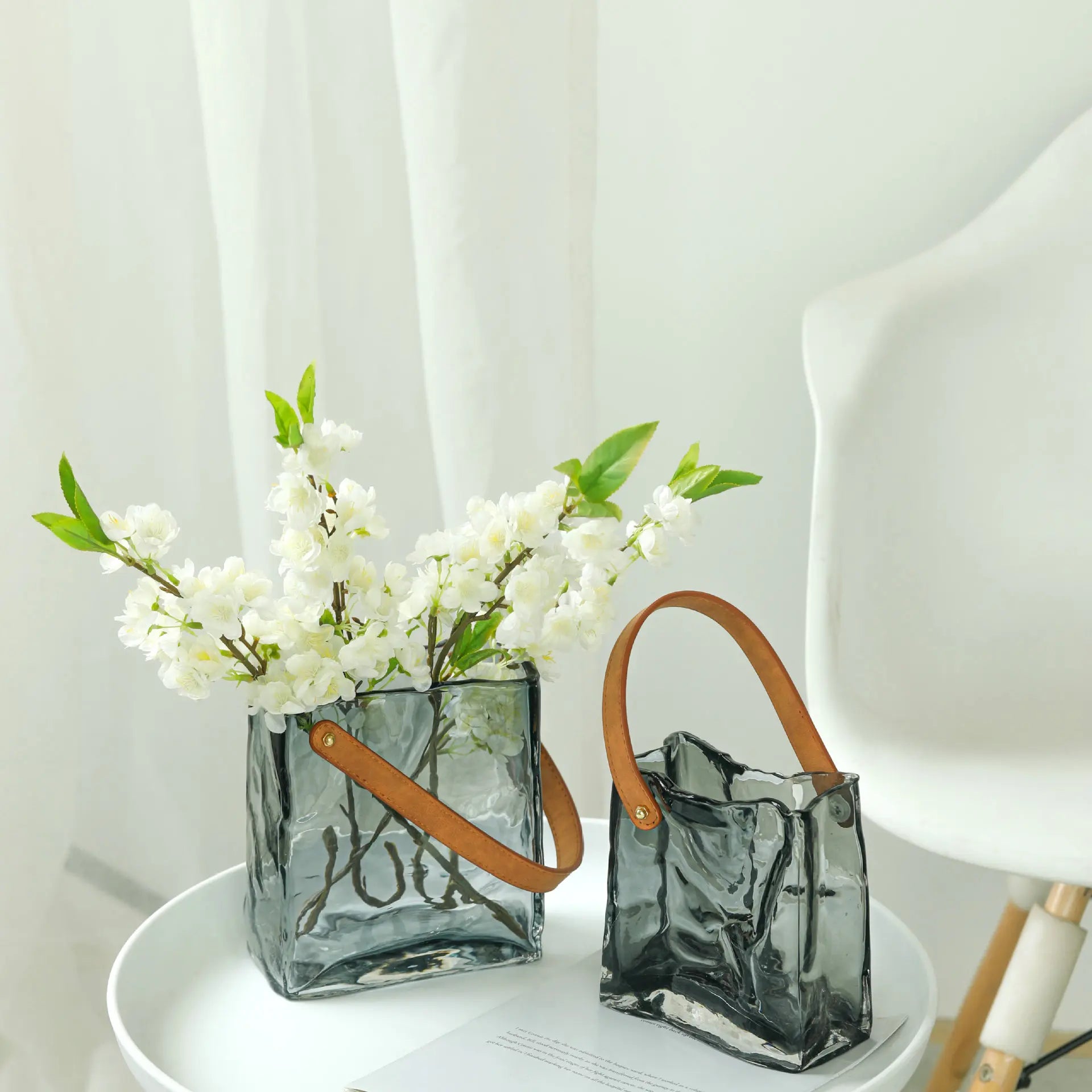 vase en verre transparent texture froissée pour fleurs et terrarium - vue 4 sur 13