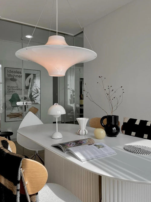 Acryl-Pendelleuchte im minimalistischen UFO-Design für verschiedene Räume - vue 4 sur 9