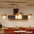 Elegante und moderne Wabi-Sabi-Pendelleuchte aus Stoff und Rattan
