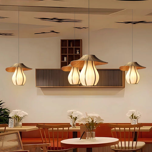 Elegante und moderne Wabi-Sabi-Pendelleuchte aus Stoff und Rattan - vue 5 sur 8