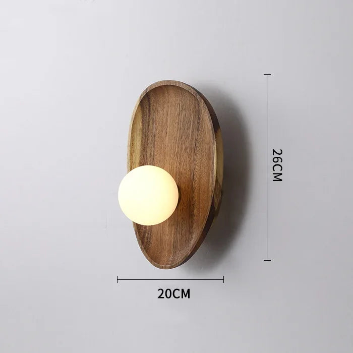 Wandleuchte aus Massivholz im nordischen, minimalistischen Stil für den Innenbereich
