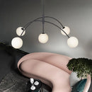 Moderner Kronleuchter aus Milchglas für elegantes Interieur