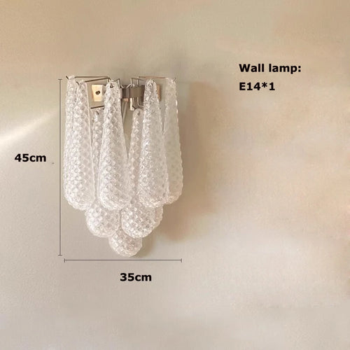 Pendelleuchte aus farbigem Glas mit dekorativem Blatt für ein stilvolles Interieur
