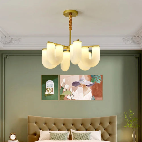 lustre moderne en acrylique et métal doré pour intérieur élégant