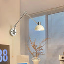 Moderne teleskopische Wandleuchte mit schwenkbarem Arm und rotierbarer Lampe