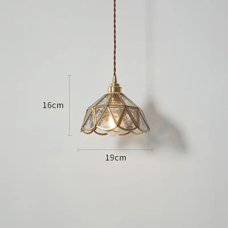 Nordische LED-Pendelleuchte aus Glas und goldenem Körper - vue 10 sur 20