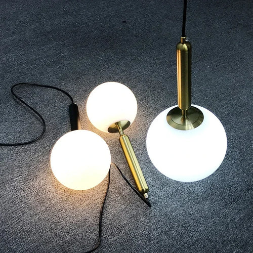 Moderne Pendelleuchte mit goldfarbenem Glas-Kugel-Lampenschirm - vue 3 sur 12