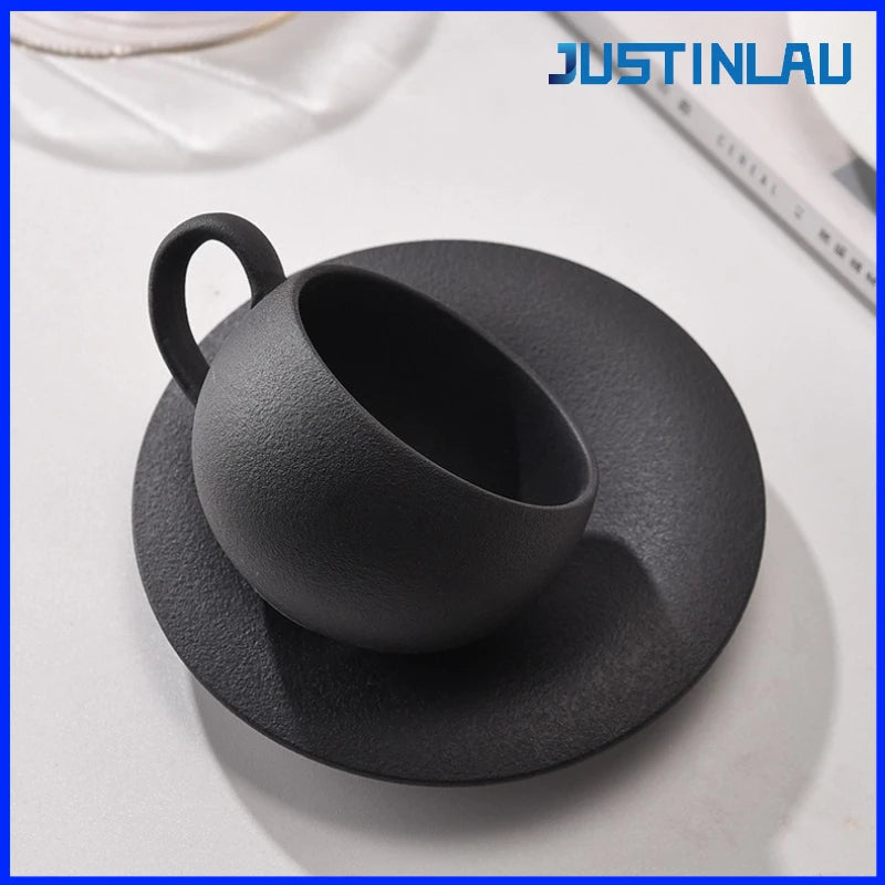 Mug céramique style pierre volcanique avec soucoupe minimaliste