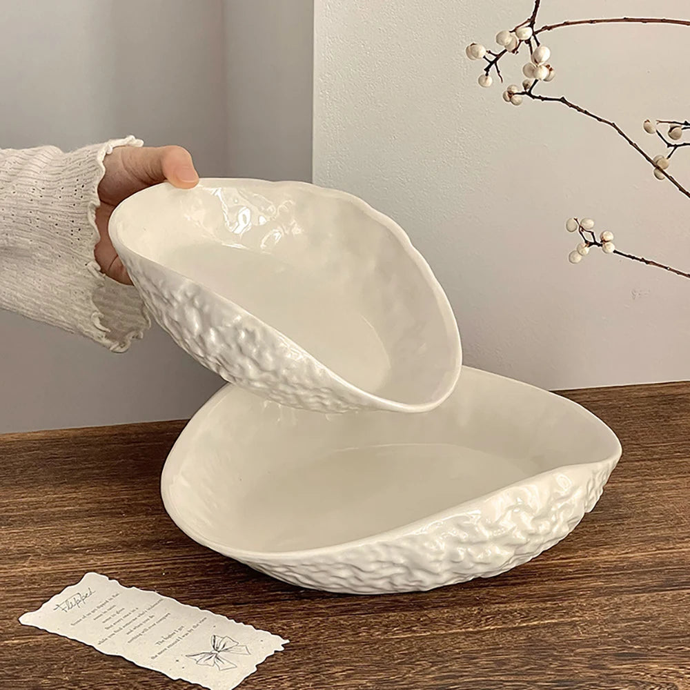 Assiette céramique texturée forme irrégulière ondulée style artisanal
