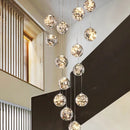 Moderner Kronleuchter in Spiralform mit LED-Beleuchtung und Kristallkugel