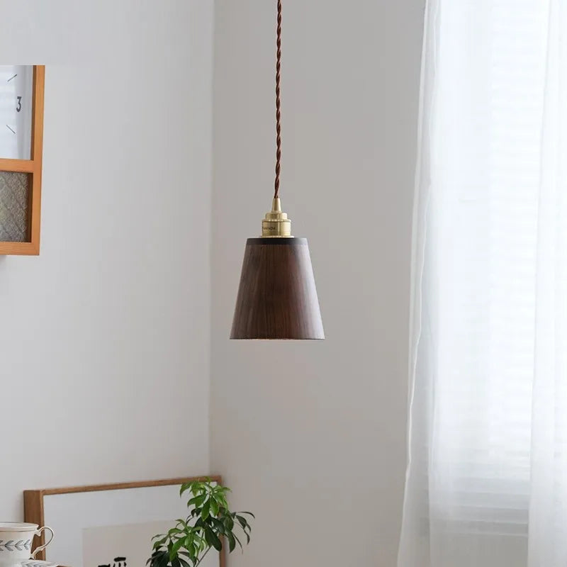 Moderne LED-Pendelleuchte aus Holz mit Lampenschirm aus Messing - vue 3 sur 8