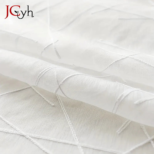 Voilage tulle a motifs rayures style moderne salon