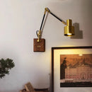 Wandleuchte mit schwenkbarem Arm aus Messing und Massivholz