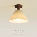 Moderne LED-Deckenleuchte aus Holz und plissiertem Stoff