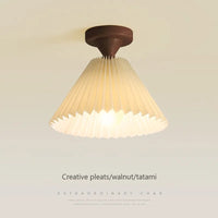 Moderne LED-Deckenleuchte aus Holz und plissiertem Stoff