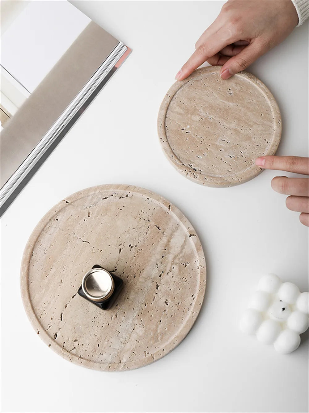 plateau minimaliste en marbre pour bougies et bijoux - vue 6 sur 16