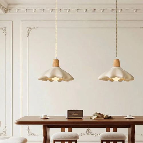 suspension LED style crème française idéale pour bar ou famille d'accueil