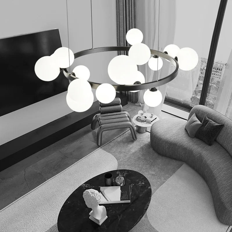 Moderne Pendelleuchte mit Ring aus Messing und weißem Glas - vue 3 sur 10