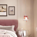 Moderne Pendelleuchte aus Glas für das Mädchenzimmer
